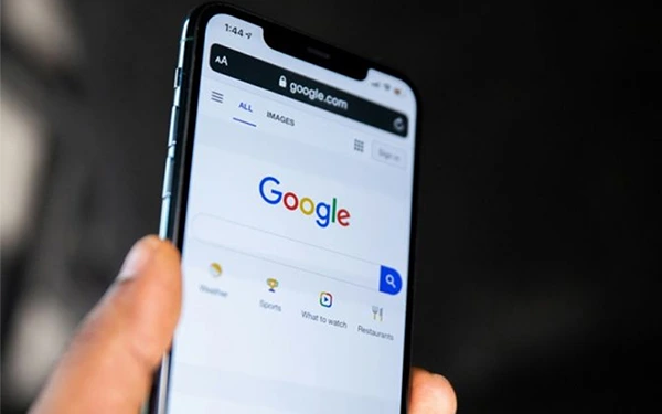 Phishing has evolved into a malicious PWA (Proof-of-Life Web App) model, impersonating Google security check pages to steal personal data.